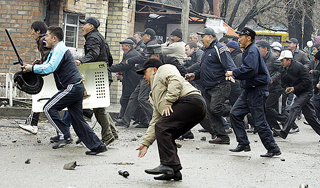 В Киргизии напали на посольство Белоруссии В Киргизии напали на посольство Белоруссии