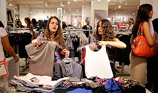 Россияне стали экономить на одежде и отдыхе Россияне стали экономить на одежде и отдыхе