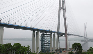 Тайфун закрыл мост на остров Русский Тайфун закрыл мост на остров Русский