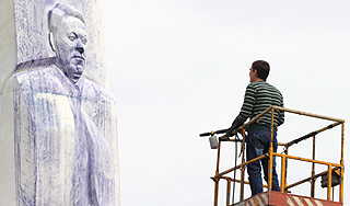 Задержаны осквернившие памятник Ельцину Задержаны осквернившие памятник Ельцину