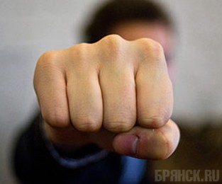 В Бежице избили и ограбили прохожего