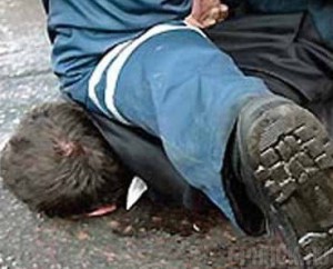 Пассажир иномарки кинулся в драку с автоинспектором