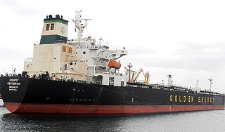 Пираты освободили танкер с россиянами Пираты освободили танкер с россиянами