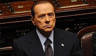 Берлускони повредил плечо и запястье Берлускони повредил плечо и запястье