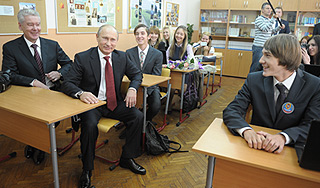 Путин пришел в школу на "олимпийский урок" Путин пришел в школу на "олимпийский урок"