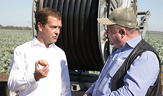 Медведев вспомнил о поездке на картошку Медведев вспомнил о поездке на картошку