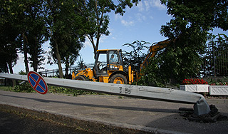 Школьника придавило столбом после линейки Школьника придавило столбом после линейки