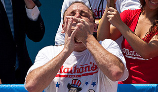 Американец съел 191 крыло за 12 минут Американец съел 191 крыло за 12 минут