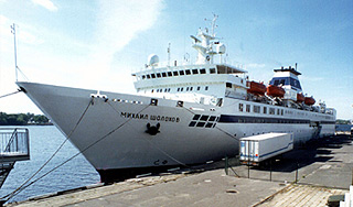 Буксир врезался в теплоход с пассажирами Буксир врезался в теплоход с пассажирами