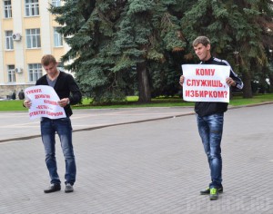 Под окнами администраций провели одиночные пикеты