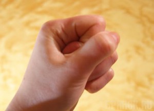 Женщину накажут за избиение сотрудницы полиции