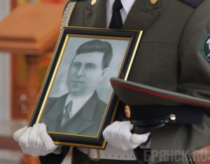 В Брянске установили памятник красноармейцу Сычеву