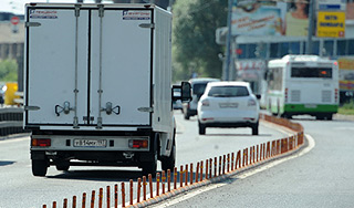 Выделенные полосы оградят бордюрами Выделенные полосы оградят бордюрами