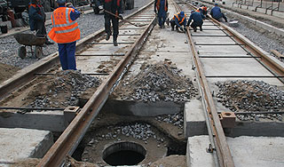 В Москве рабочие провалились в люк В Москве рабочие провалились в люк