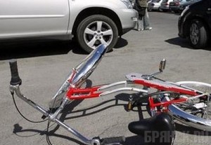 Велосипедист попал под колеса автомобиля