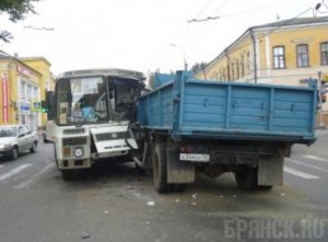 В Брянске случилось крупное ДТП с участием маршрутки