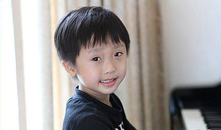 Пятилетний мальчик поразил игрой на пианино Пятилетний мальчик поразил игрой на пианино