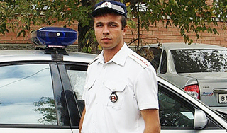 Полицейский-герой скрыл спасение ребенка Полицейский-герой скрыл спасение ребенка