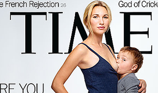 Четырехлетний сын сосет материнскую грудь Четырехлетний сын сосет материнскую грудь