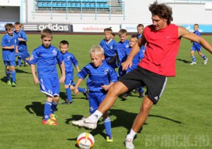 Футболист Сенников сыграл с брянскими мальчишками fc-db.ru