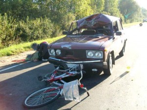 Пьяный автолюбитель насмерть сбил велосипедистку