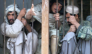 Сотни афганских узников зашили себе рты Сотни афганских узников зашили себе рты