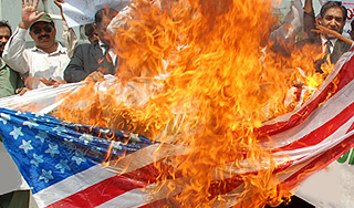 В Тунисе сожгли американскую школу В Тунисе сожгли американскую школу