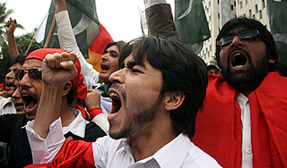 Толпы афганцев кричат: "Смерть Америке!" Толпы афганцев кричат: "Смерть Америке!"