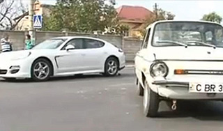 В Молдавии "Запорожец" врезался в Porsche В Молдавии "Запорожец" врезался в Porsche