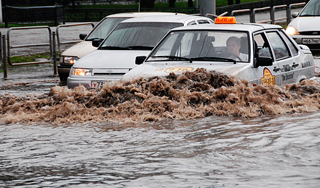 Жители Владивостока ходят по колено в воде Жители Владивостока ходят по колено в воде