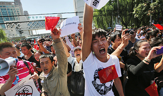 Китайцы забросали японцев мусором Китайцы забросали японцев мусором