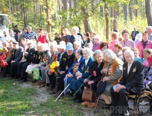 Ветераны и школьники собрались на стоянке Виноградова