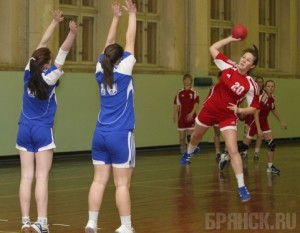 Брянские гандболистки удачно стартовали в Волгограде