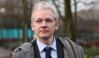 Ассанжа хотят перевезти на допрос в Швецию Ассанжа хотят перевезти на допрос в Швецию