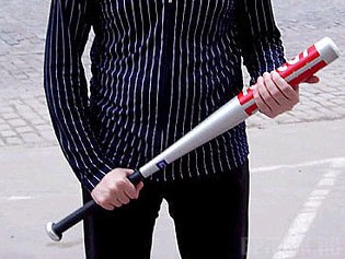 В одном из кафе Брянска пьяный мужчина разбил 14 окон