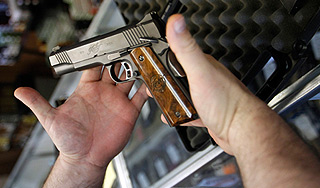 Продавец отбилась от грабителя с пистолетом Продавец отбилась от грабителя с пистолетом