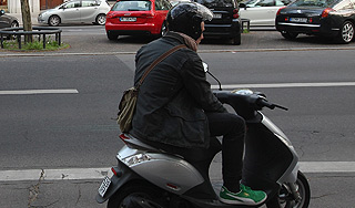 Скутеристы смогут дальше ездить без прав Скутеристы смогут дальше ездить без прав