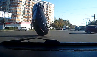 Ford "споткнулся" о троллейбусные провода Ford "споткнулся" о троллейбусные провода