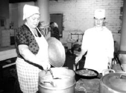 Детей и больных обьедают повара