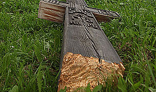 Вандалы спилили крест на могиле Распутина Вандалы спилили крест на могиле Распутина