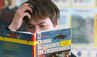 Учитель ОБЖ бил детей на уроках Учитель ОБЖ бил детей на уроках