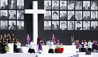 Тела погибших под Смоленском эксгумируют Тела погибших под Смоленском эксгумируют