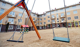 Качели переломали кости детям в Москве Качели переломали кости детям в Москве