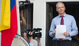 Ассанж показал свое убежище в Лондоне Ассанж показал свое убежище в Лондоне