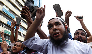 Мусульмане разгромили дома буддистов Мусульмане разгромили дома буддистов