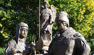 Вандалы срезали крест с памятника святым Вандалы срезали крест с памятника святым