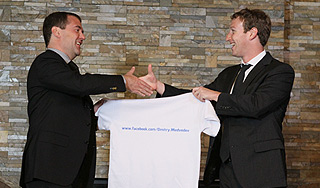 Цукерберг подарил Медведеву футболку Цукерберг подарил Медведеву футболку