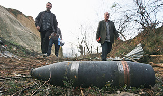 Часть реактивного снаряда упала в огород Часть реактивного снаряда упала в огород