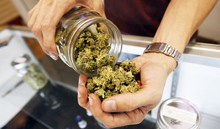 В Лос-Анджелесе легализовали марихуану В Лос-Анджелесе легализовали марихуану