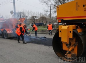 В брянском поселке Белые Берега отремонтировали две улицы